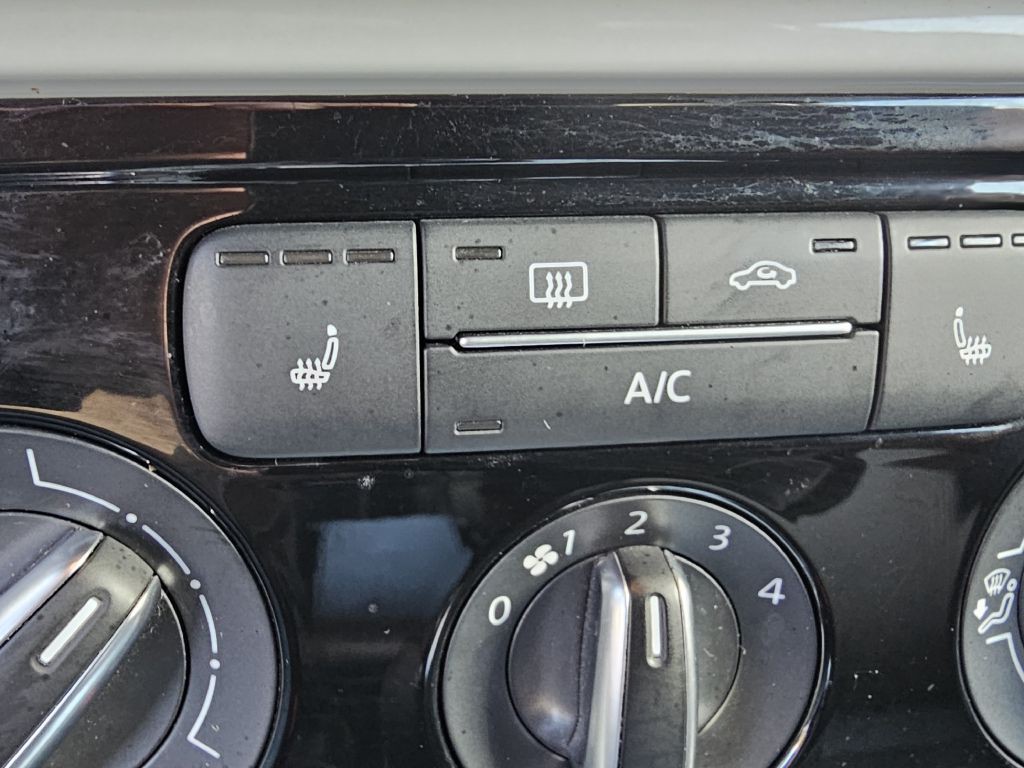 2017 Volkswagen Beetle Image 24