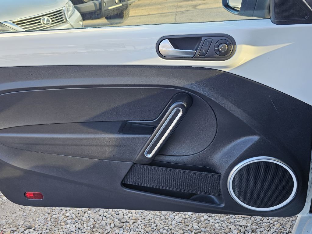 2017 Volkswagen Beetle Image 28