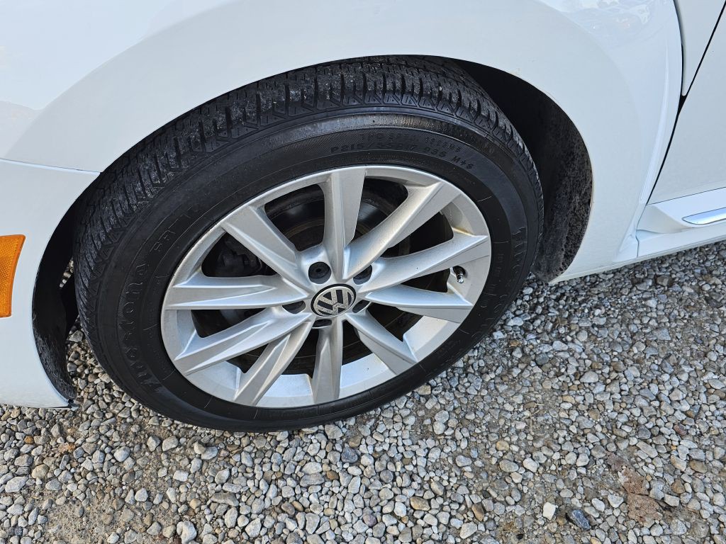 2017 Volkswagen Beetle Image 30