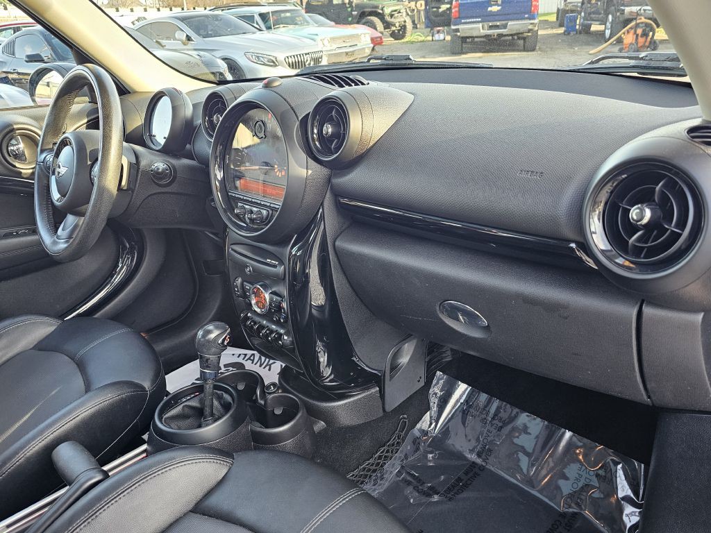 2015 MINI Cooper Image 17