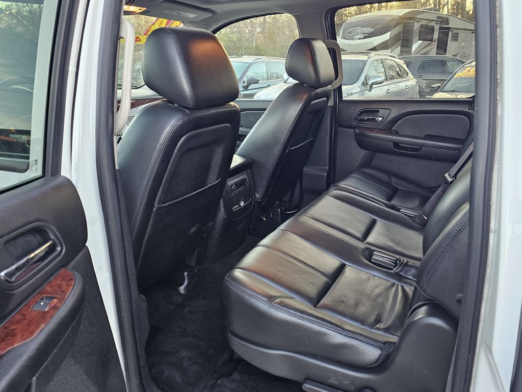 2014 Chevrolet Suburban Image 17
