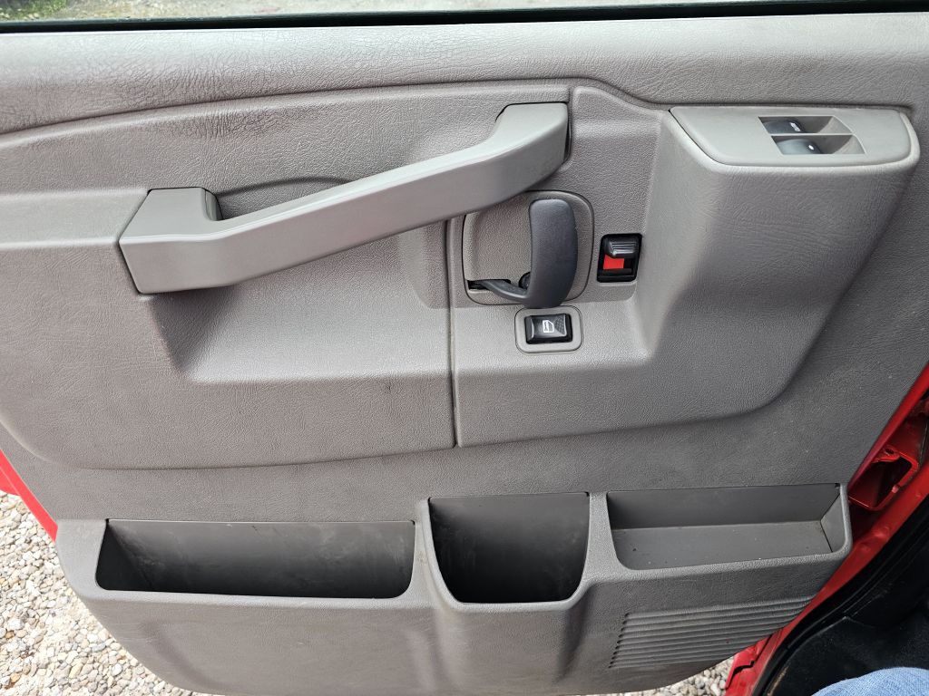 2016 Chevrolet Express Image 27