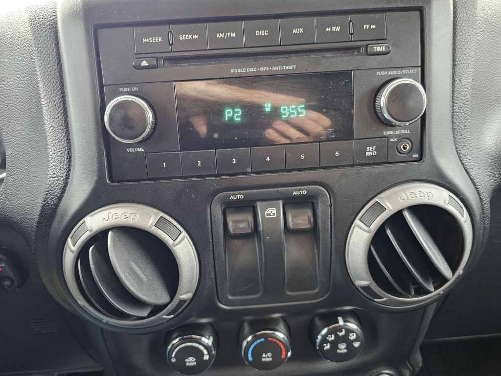 2012 Jeep Wrangler Image 21