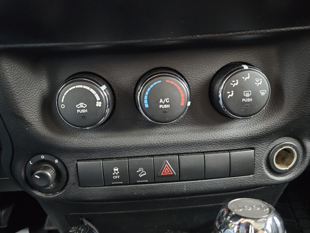 2012 Jeep Wrangler Image 22