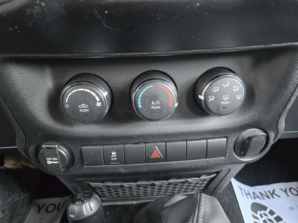 2012 Jeep Wrangler Image 21