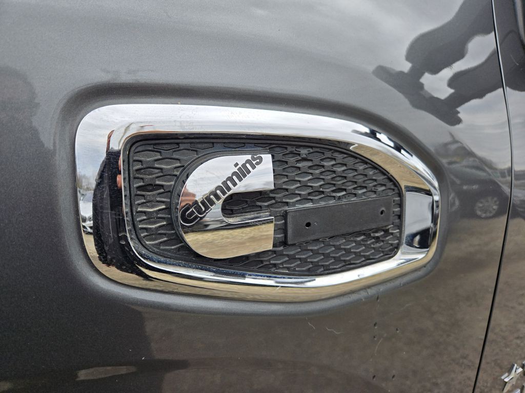 2017 Nissan Titan Image 12