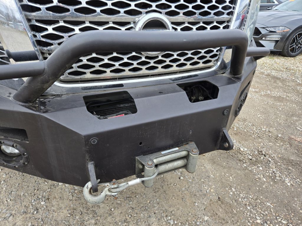 2017 Nissan Titan Image 17