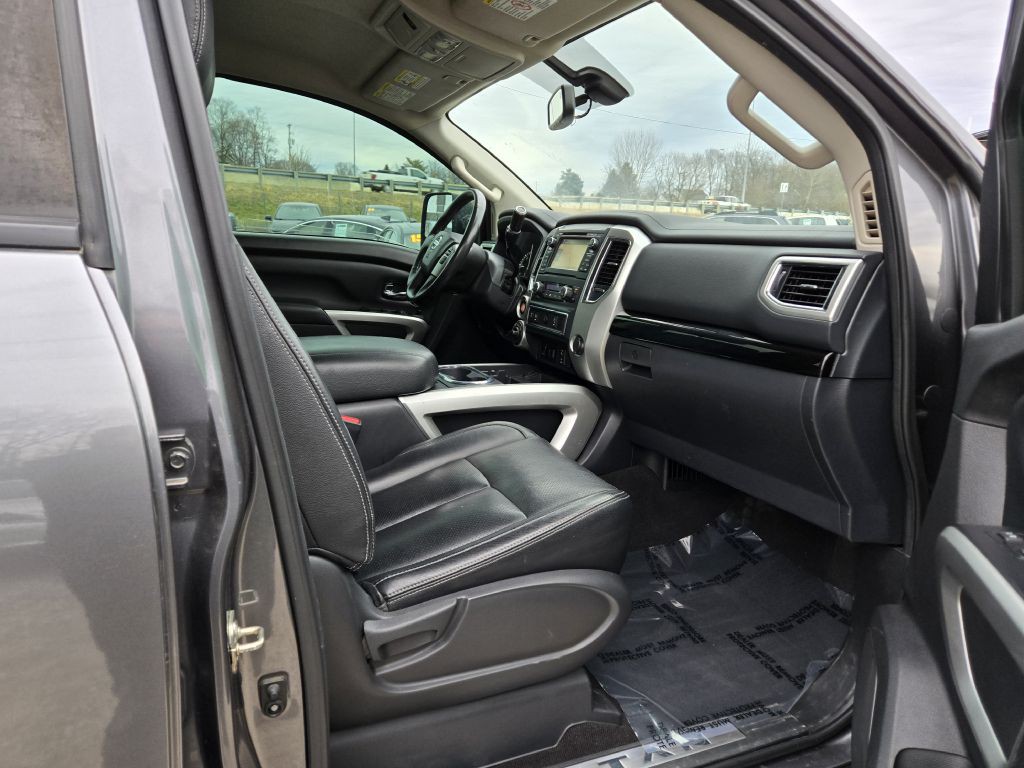 2017 Nissan Titan Image 38