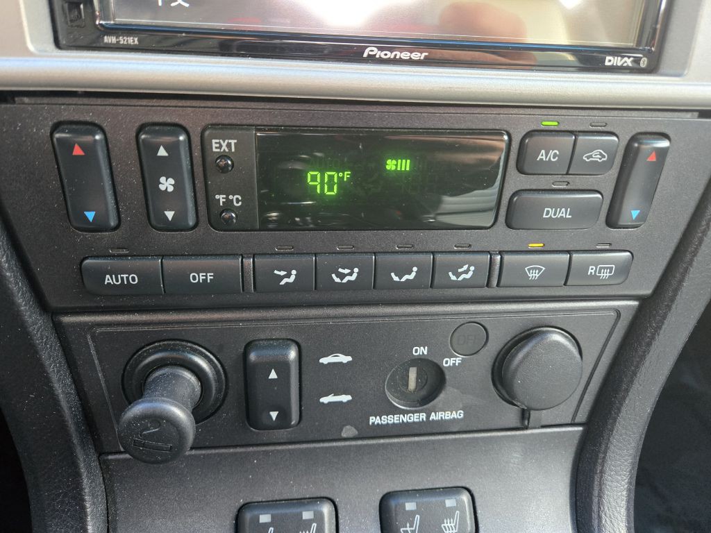 2003 Ford Thunderbird Image 23