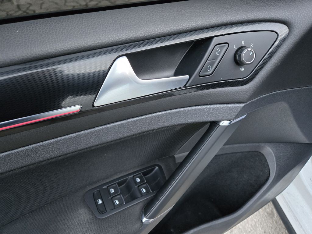 2016 Volkswagen GTI Image 12