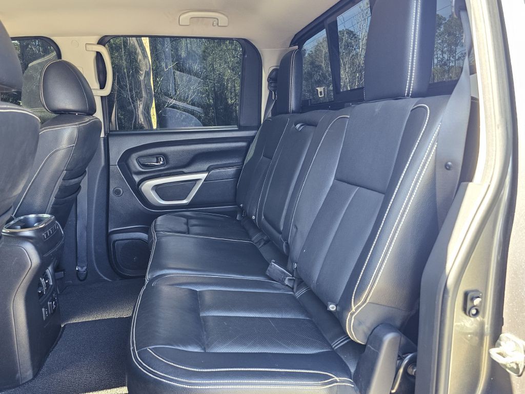 2017 Nissan Titan Image 17