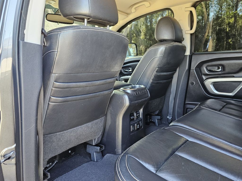 2017 Nissan Titan Image 18