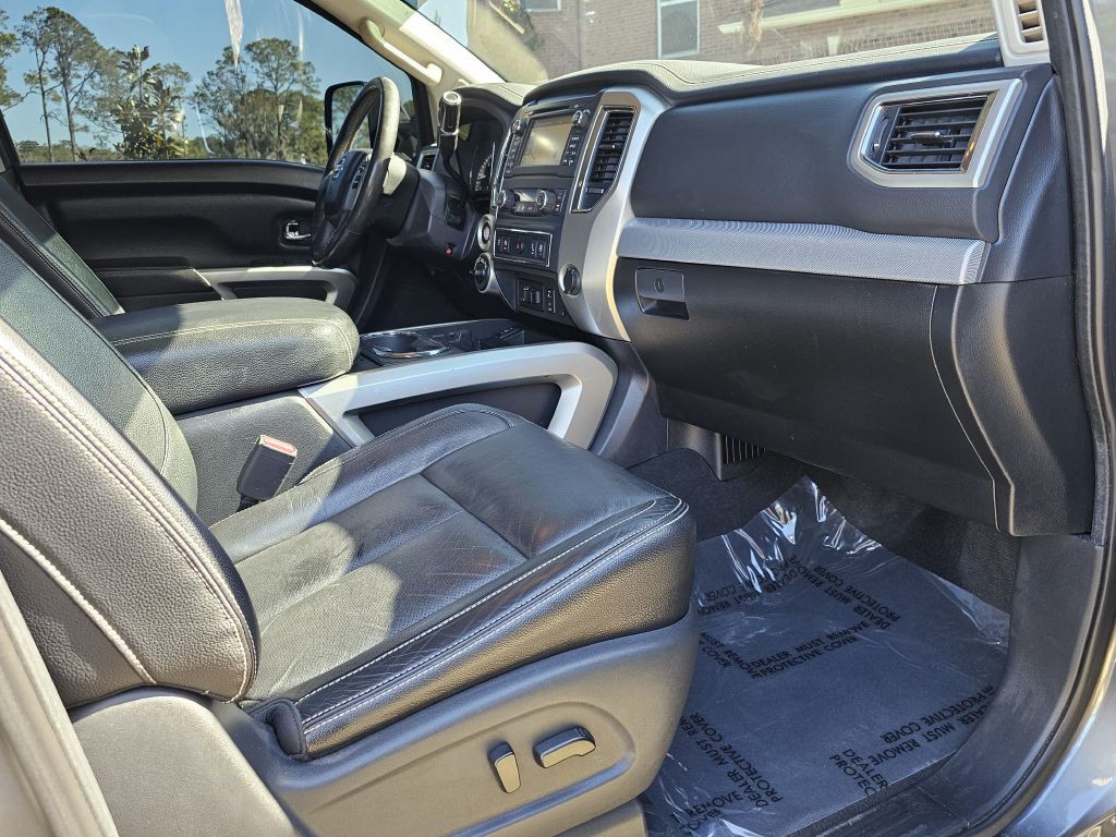2017 Nissan Titan Image 24