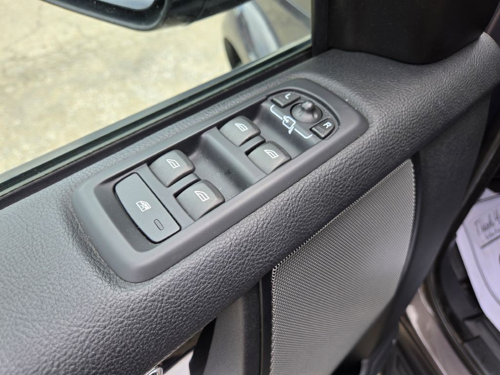 2016 Land Rover LR4 Image 16
