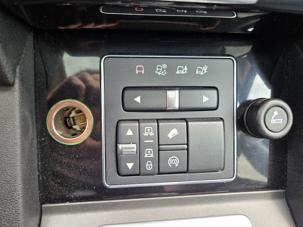2016 Land Rover LR4 Image 24