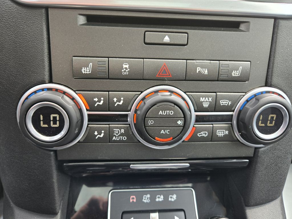2016 Land Rover LR4 Image 25