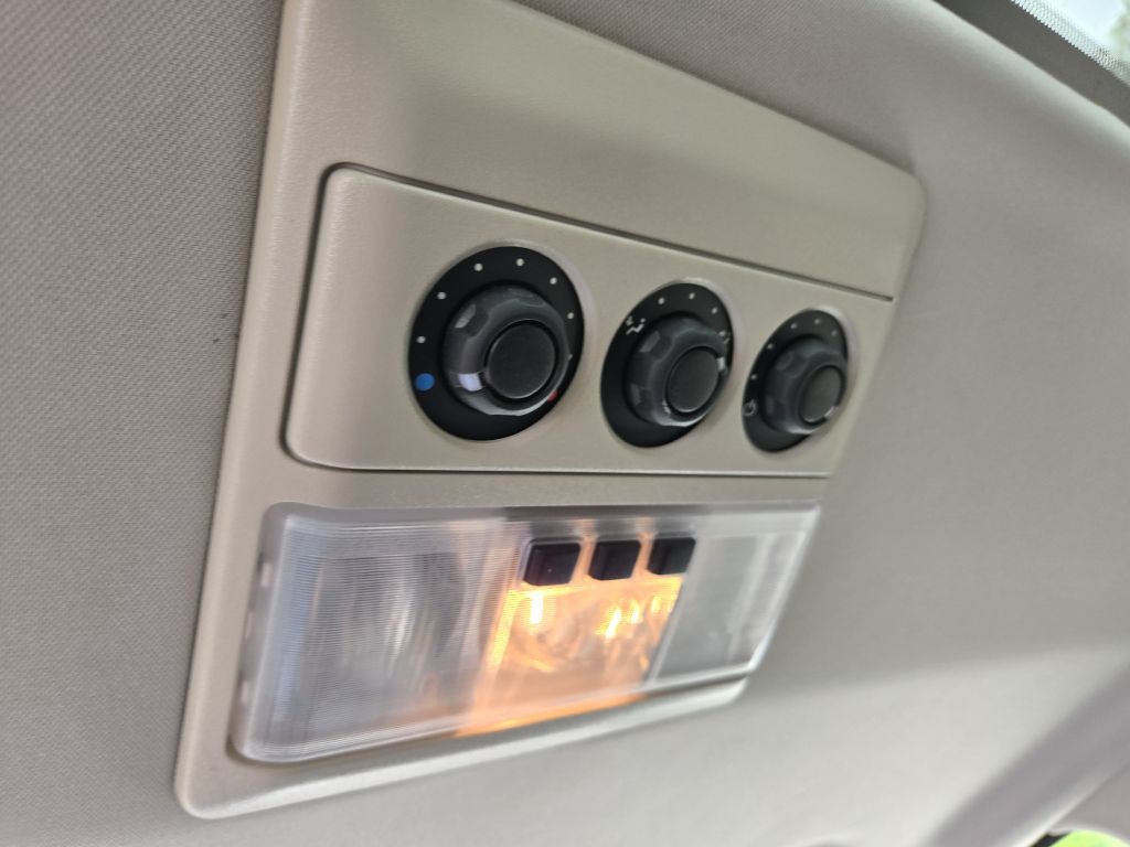 2016 Land Rover LR4 Image 37