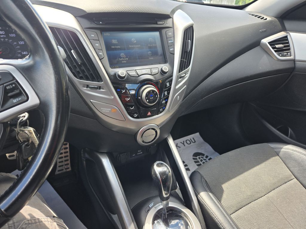 2015 Hyundai Veloster Image 16