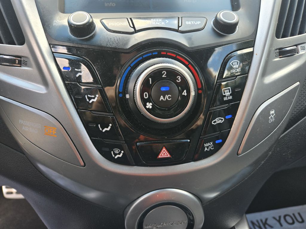 2015 Hyundai Veloster Image 26