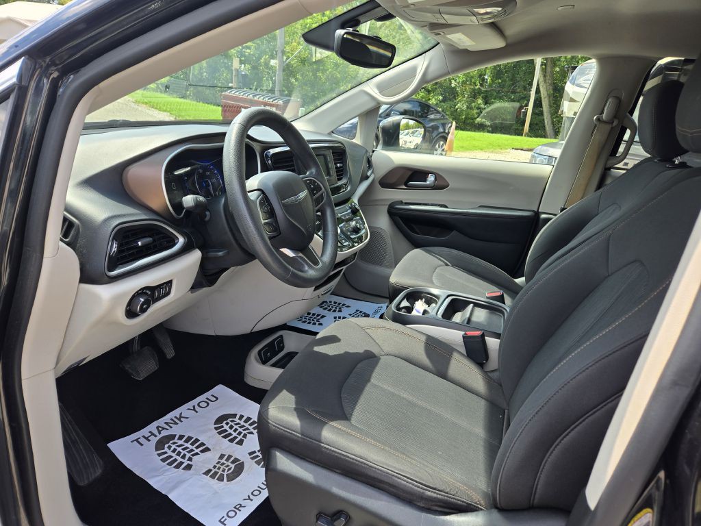 2017 Chrysler Pacifica Image 11