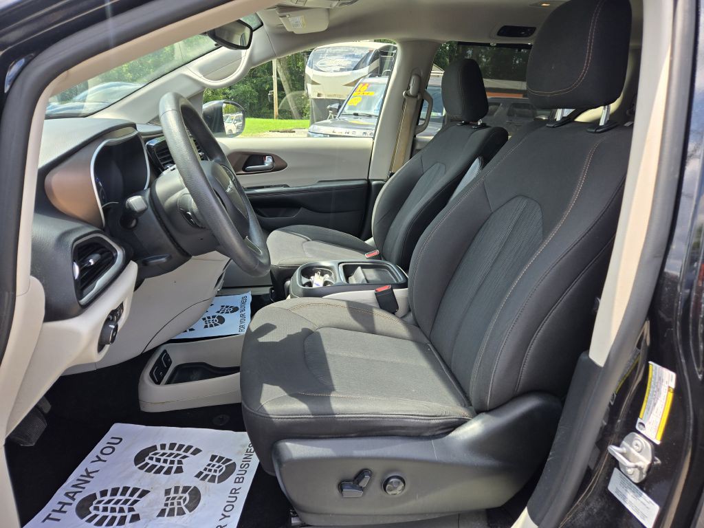 2017 Chrysler Pacifica Image 12