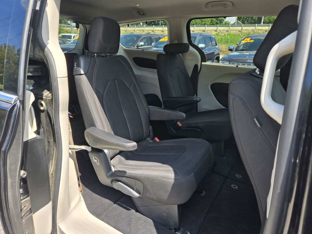 2017 Chrysler Pacifica Image 30