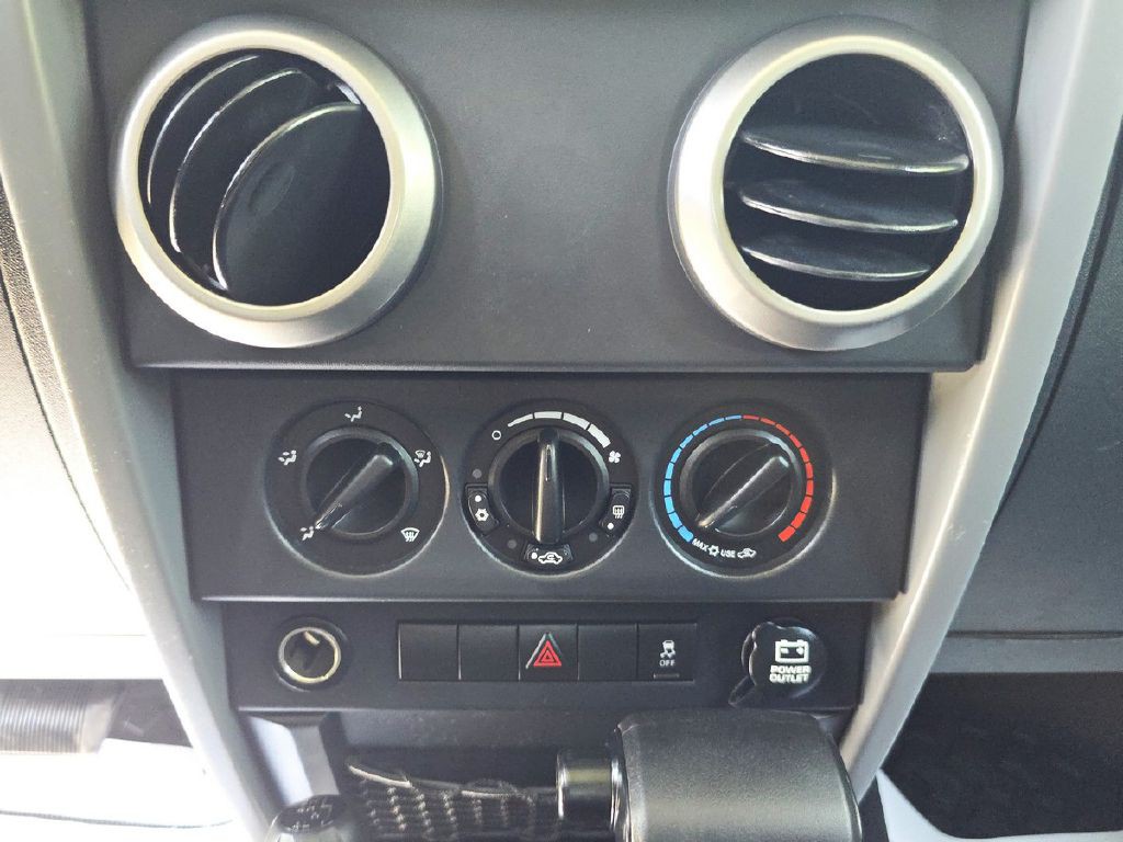 2010 Jeep Wrangler Image 19