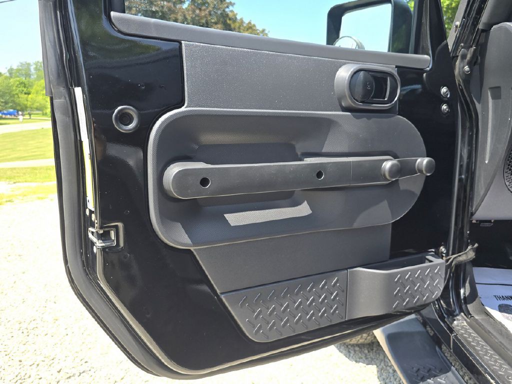 2010 Jeep Wrangler Image 21