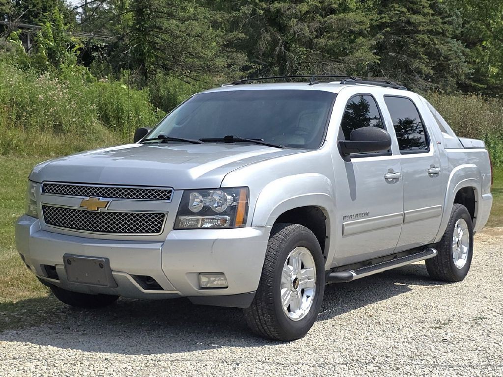 2012 Chevrolet Avalanche Image 2