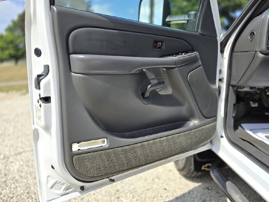 2004 Chevrolet Silverado 1500 Image 23