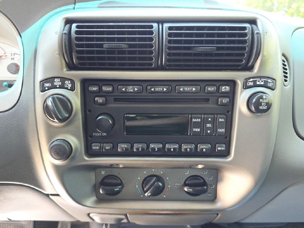 2005 Ford Explorer Image 19