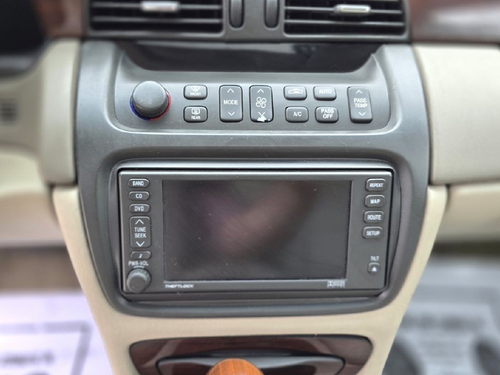 2003 Cadillac DTS Image 19