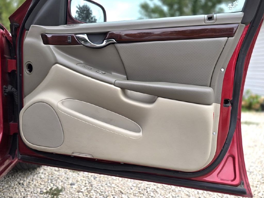 2003 Cadillac DTS Image 23