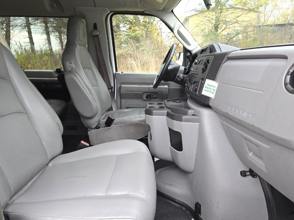 2013 Ford Econoline Image 16