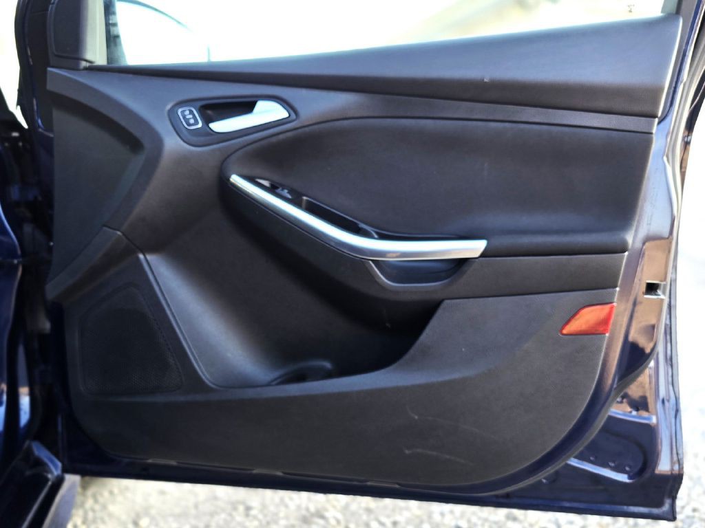 2017 Ford Focus Image 23