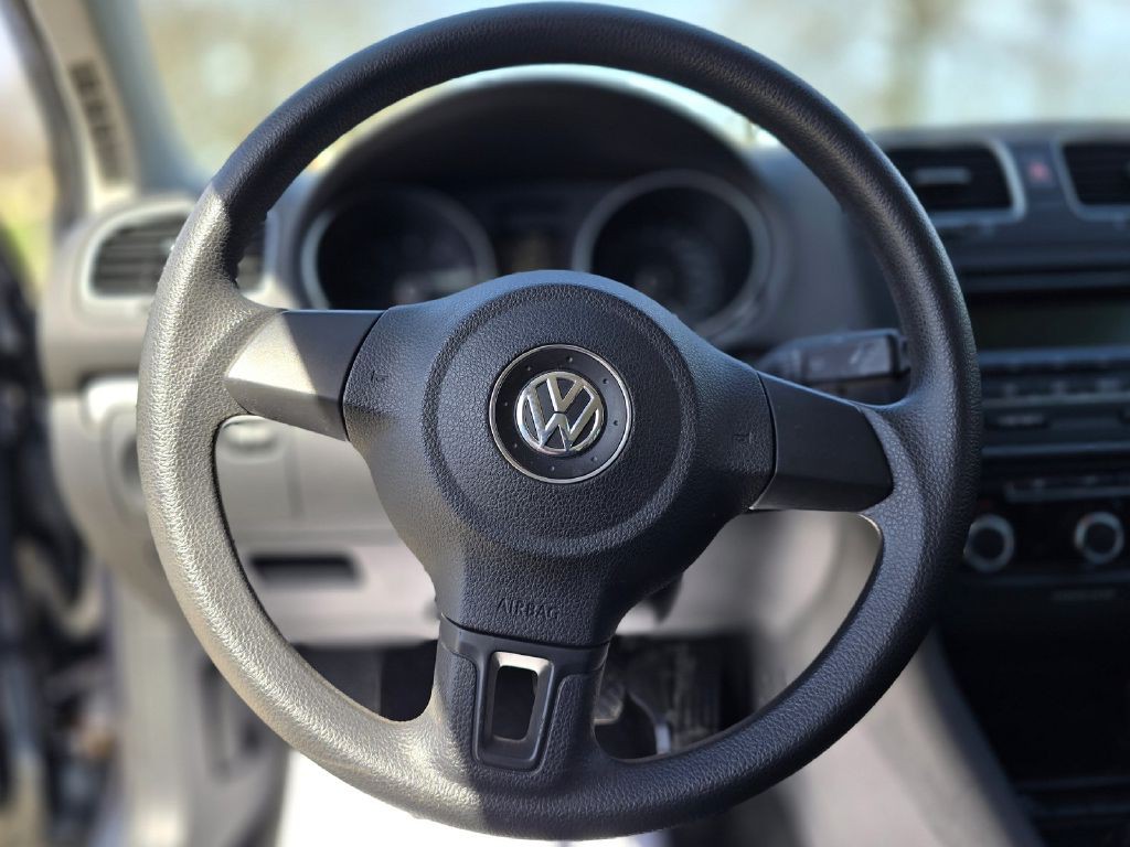 2013 Volkswagen Golf Image 19