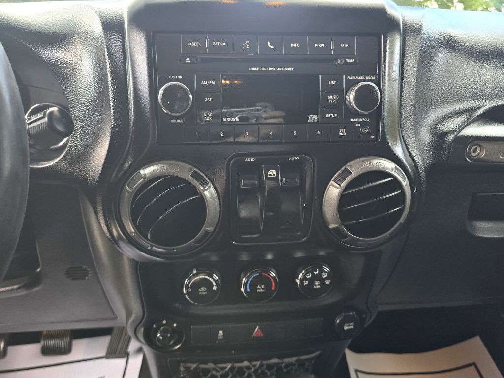 2013 Jeep Wrangler Image 20