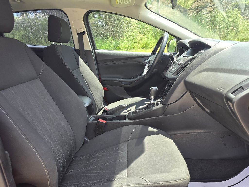 2016 Ford Focus Image 16