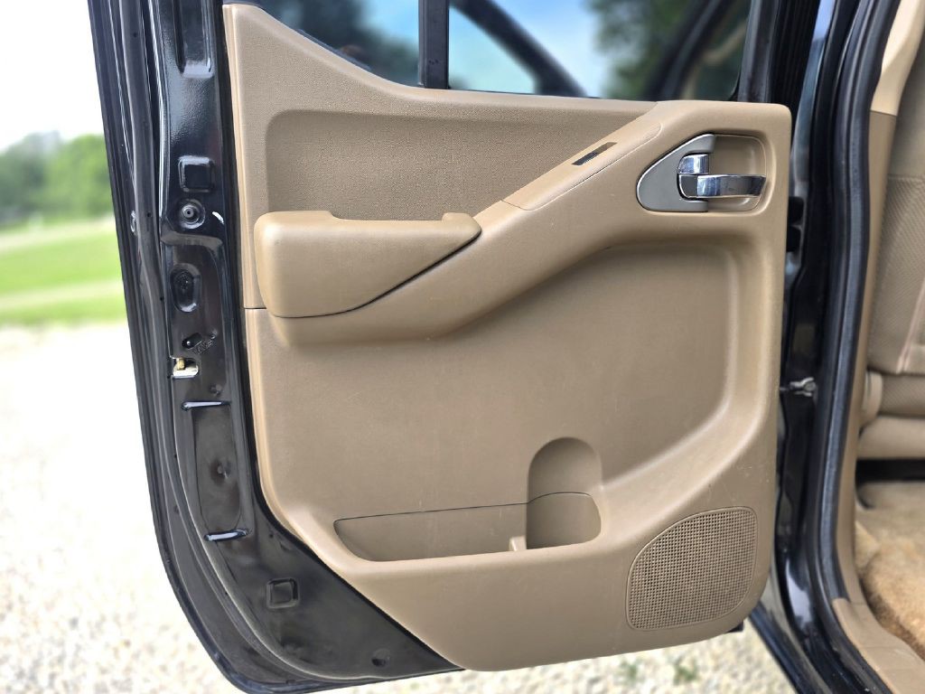 2005 Nissan Frontier Image 24