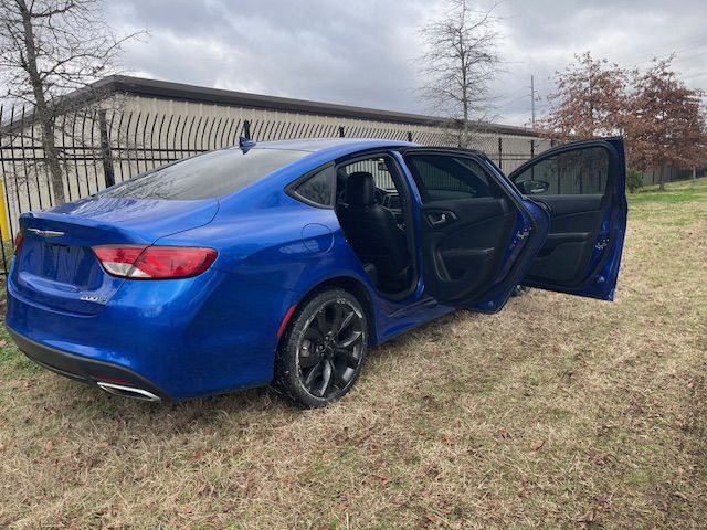 2016 Chrysler 200 Image 9