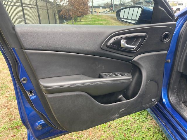 2016 Chrysler 200 Image 11