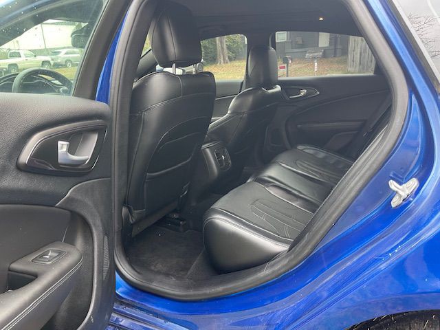 2016 Chrysler 200 Image 12
