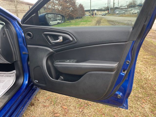 2016 Chrysler 200 Image 14