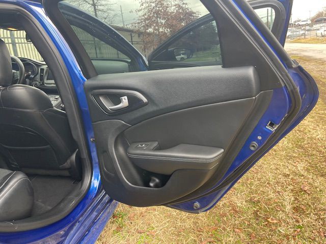 2016 Chrysler 200 Image 16