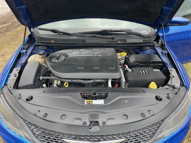 2016 Chrysler 200 Image 25