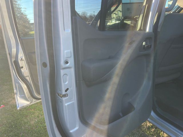 2010 Nissan Frontier Image 12