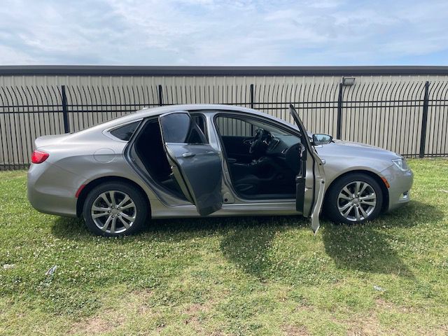 2015 Chrysler 200 Image 7