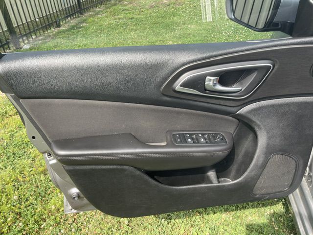 2015 Chrysler 200 Image 13