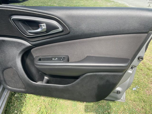 2015 Chrysler 200 Image 17