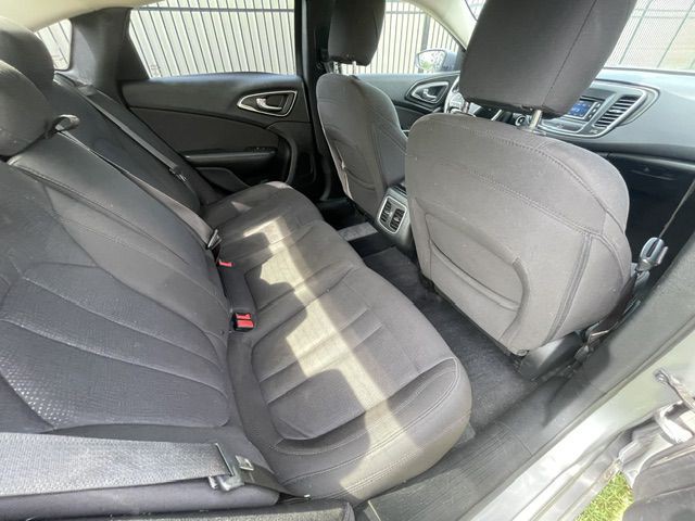 2015 Chrysler 200 Image 18